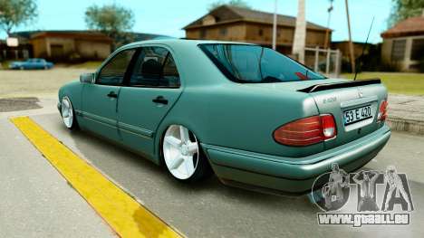 Mercedes-Benz E420 pour GTA San Andreas